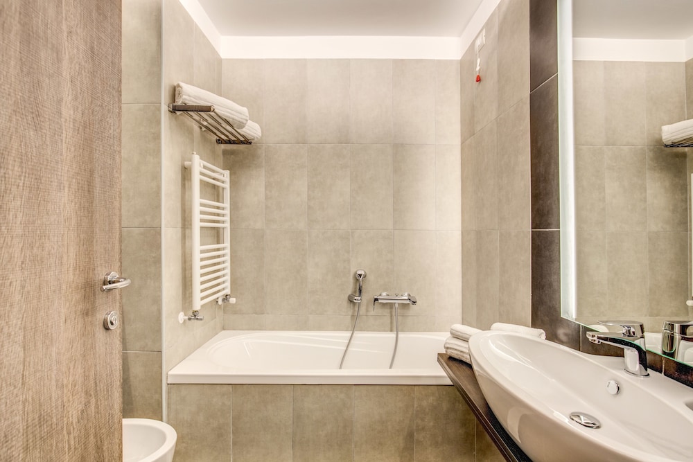 Warmth Hotel 18