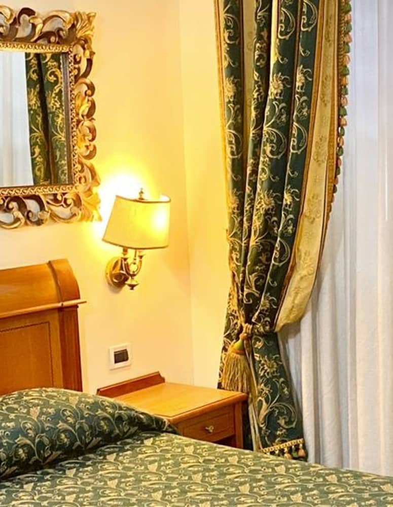 Hotel Champagne Palace 19