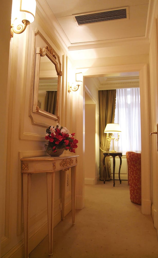 Hotel Champagne Palace 6