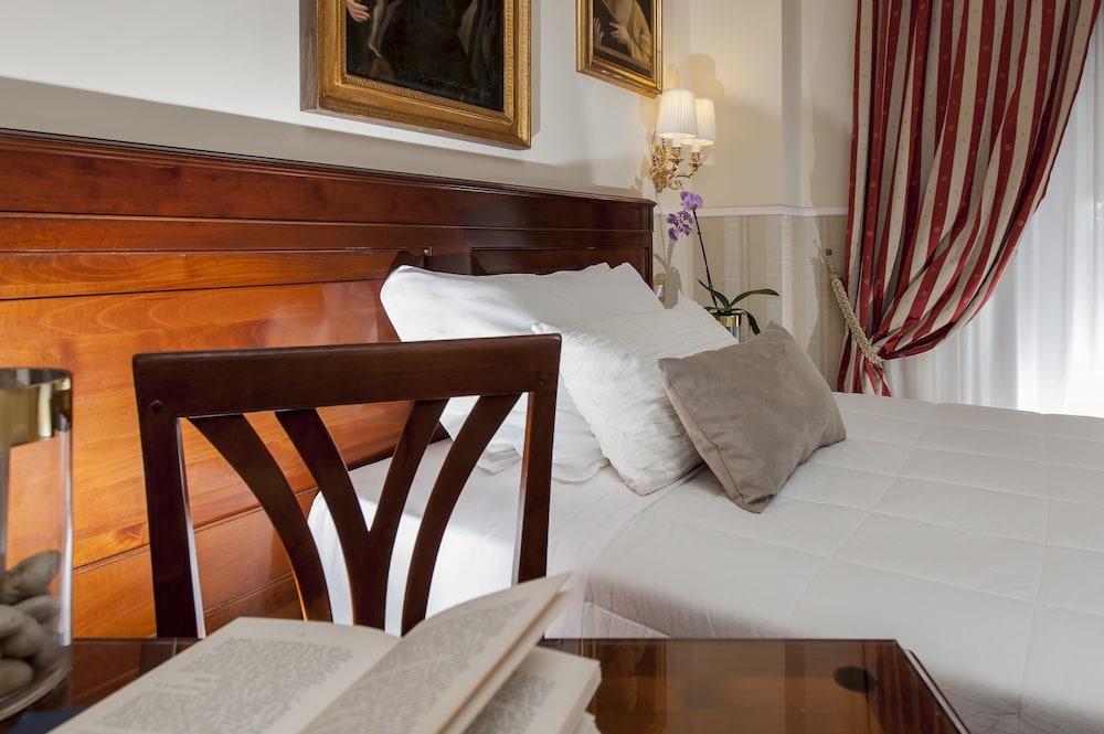 Hotel Des Artistes 10