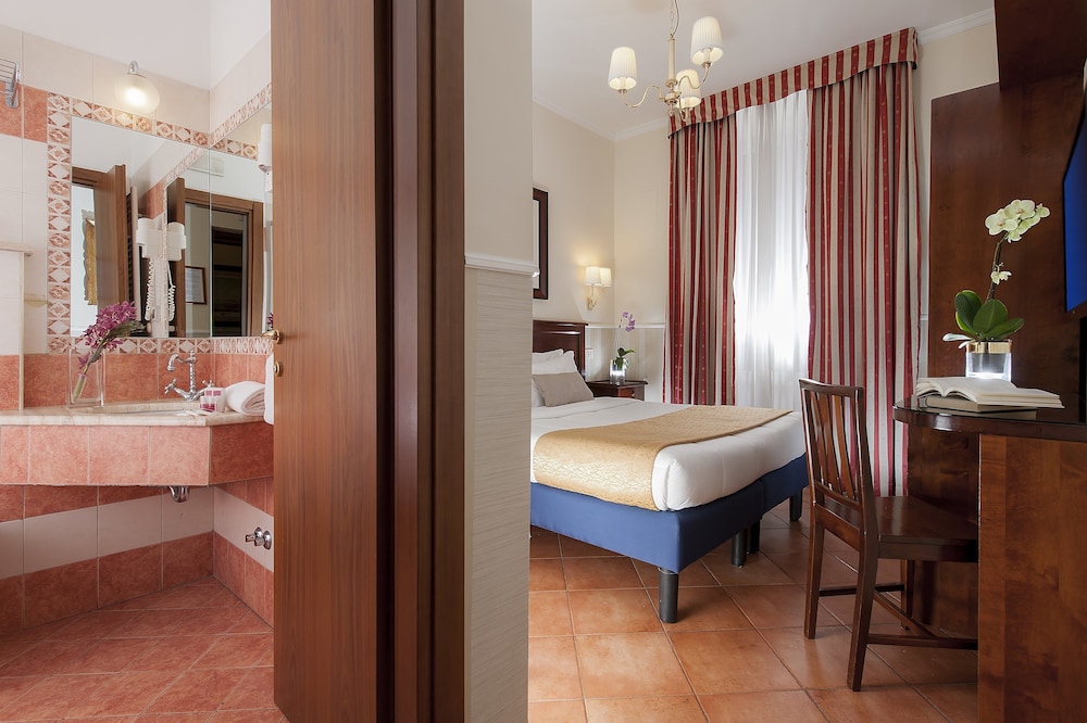 Hotel Des Artistes 23