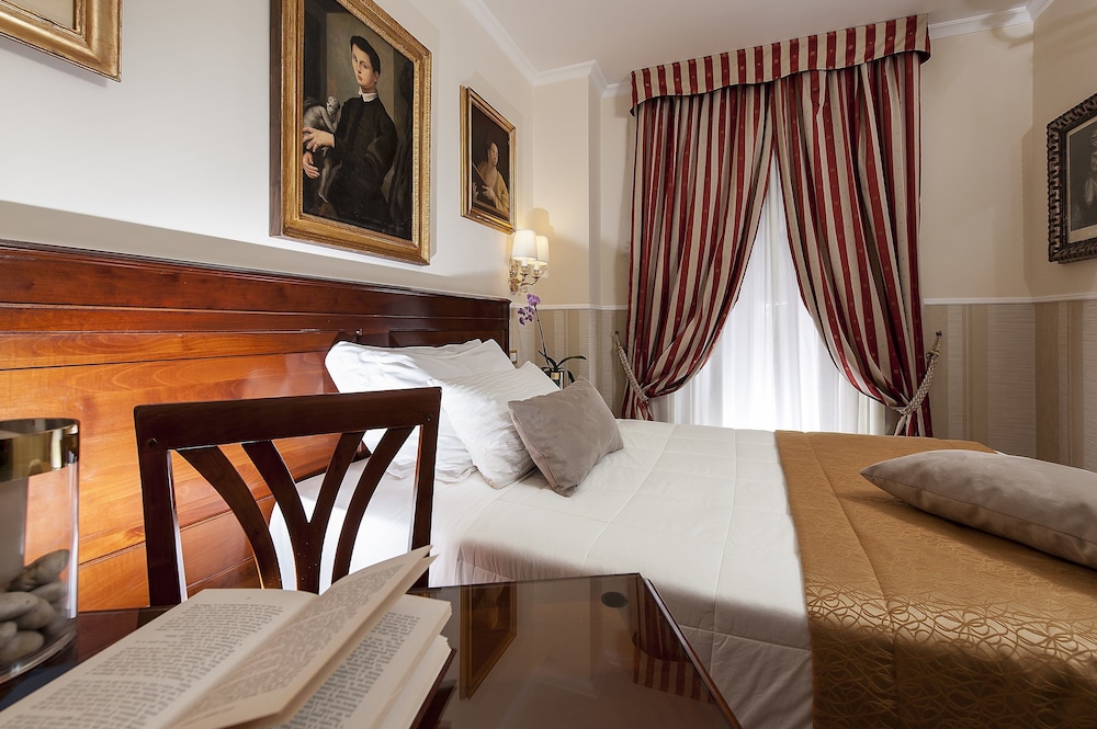 Hotel Des Artistes 13
