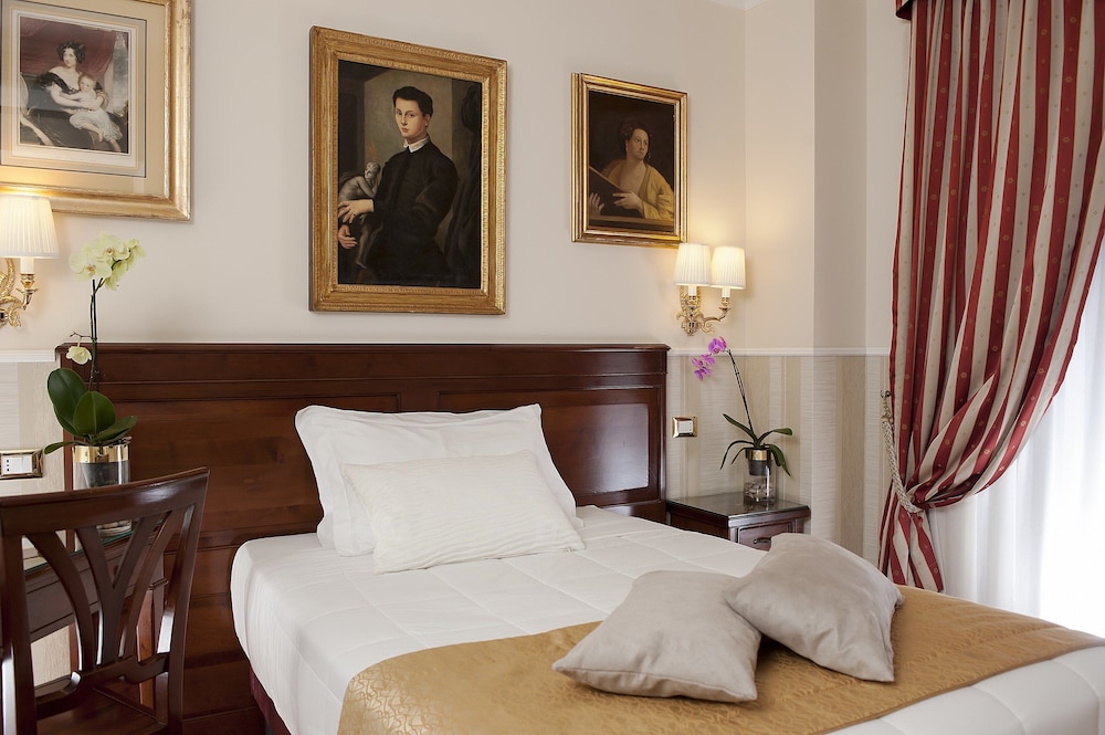 Hotel Des Artistes 12