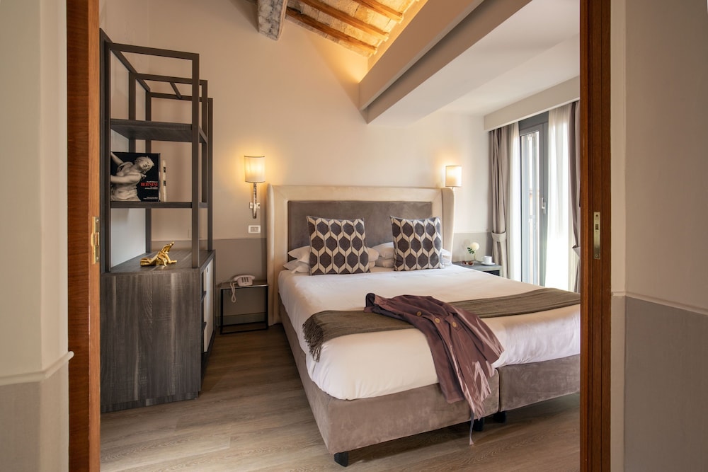 Hotel Condotti 19