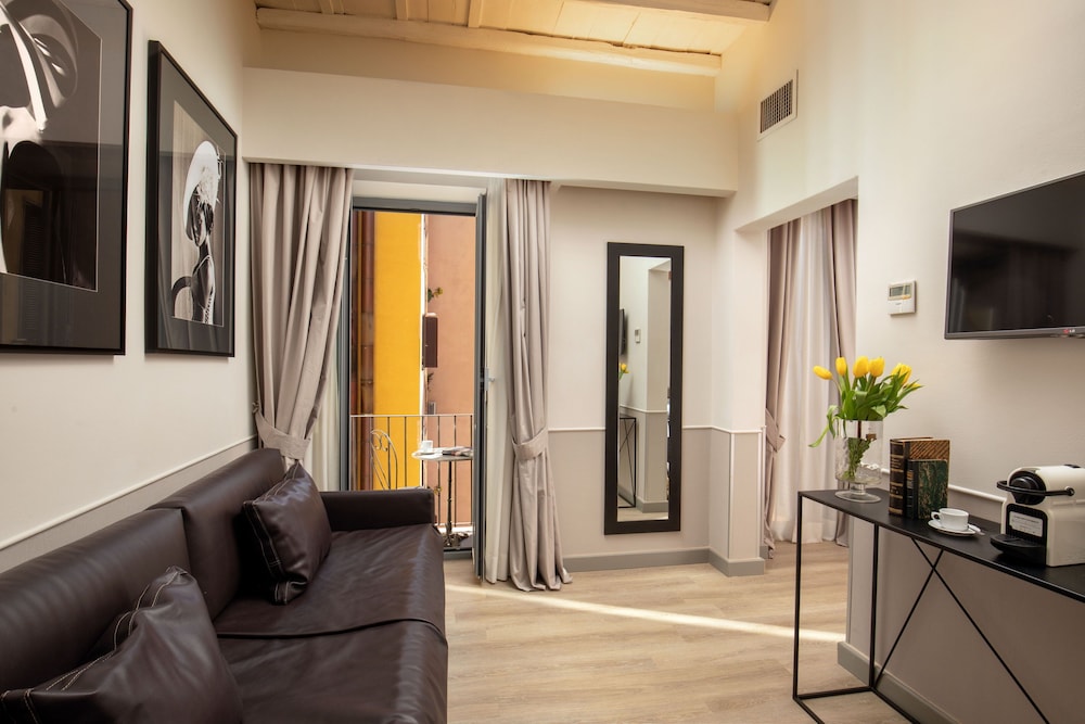 Hotel Condotti 10