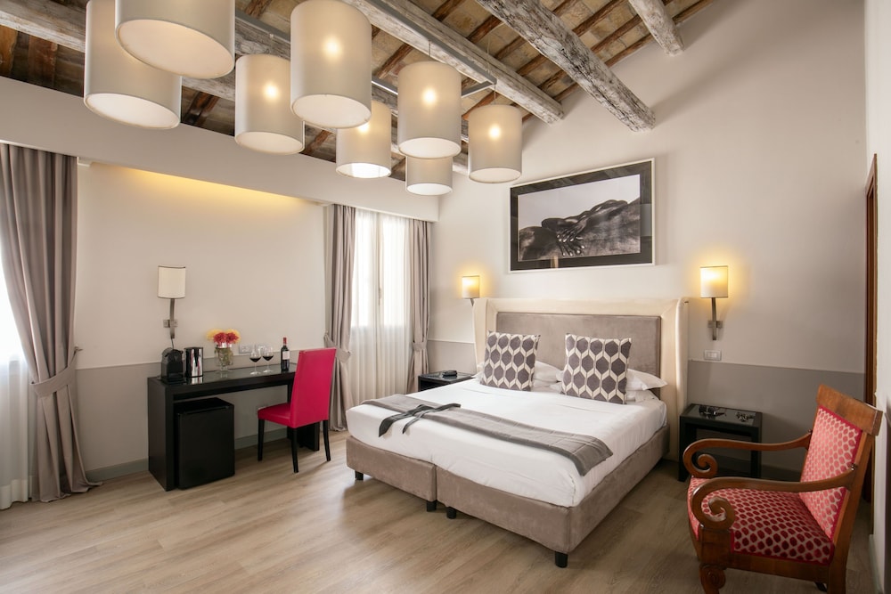 Hotel Condotti 20