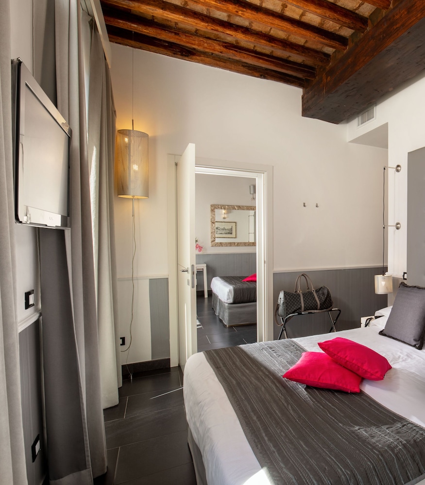 Hotel Condotti 6