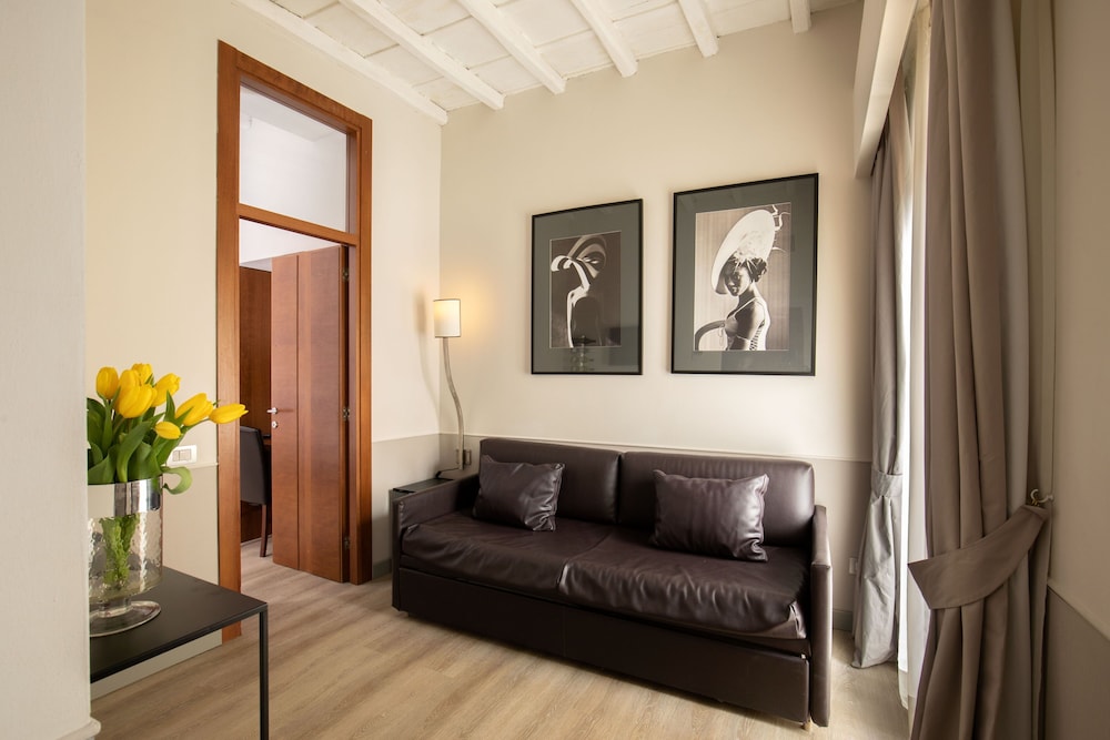 Hotel Condotti 9
