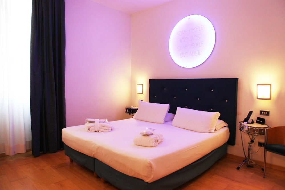 Hotel Franklin Feel The Sound 15