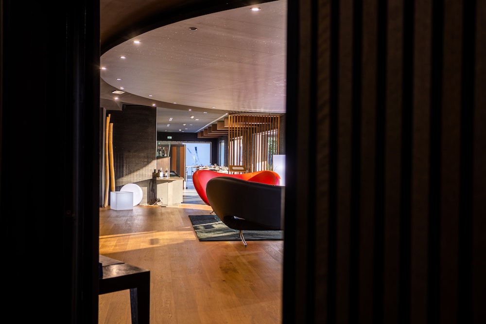 Black Hotel 4