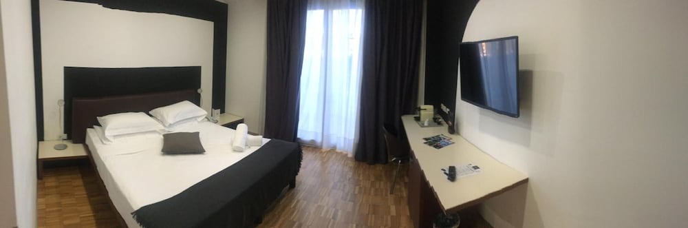 Black Hotel 11