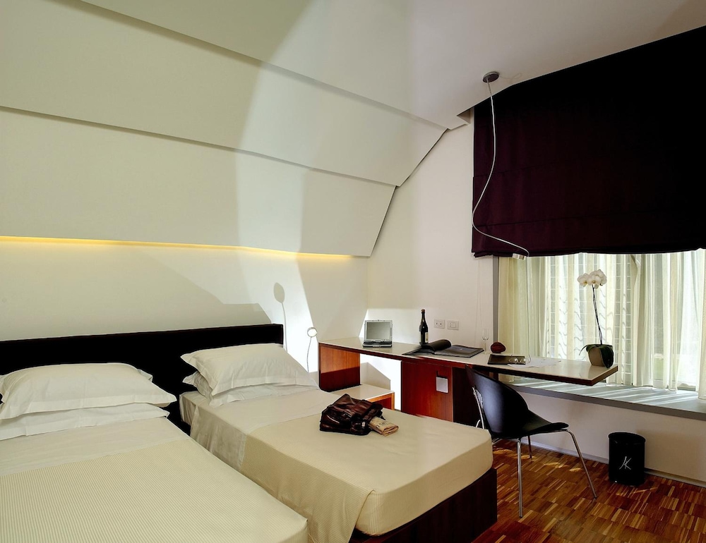 Black Hotel 14