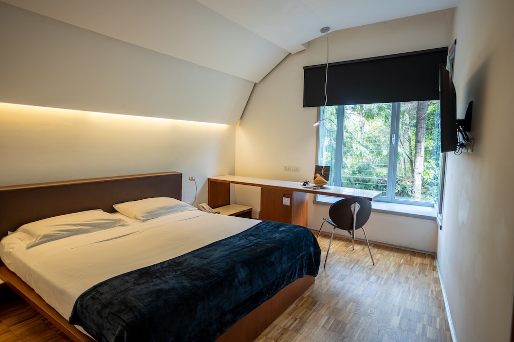 Black Hotel 18
