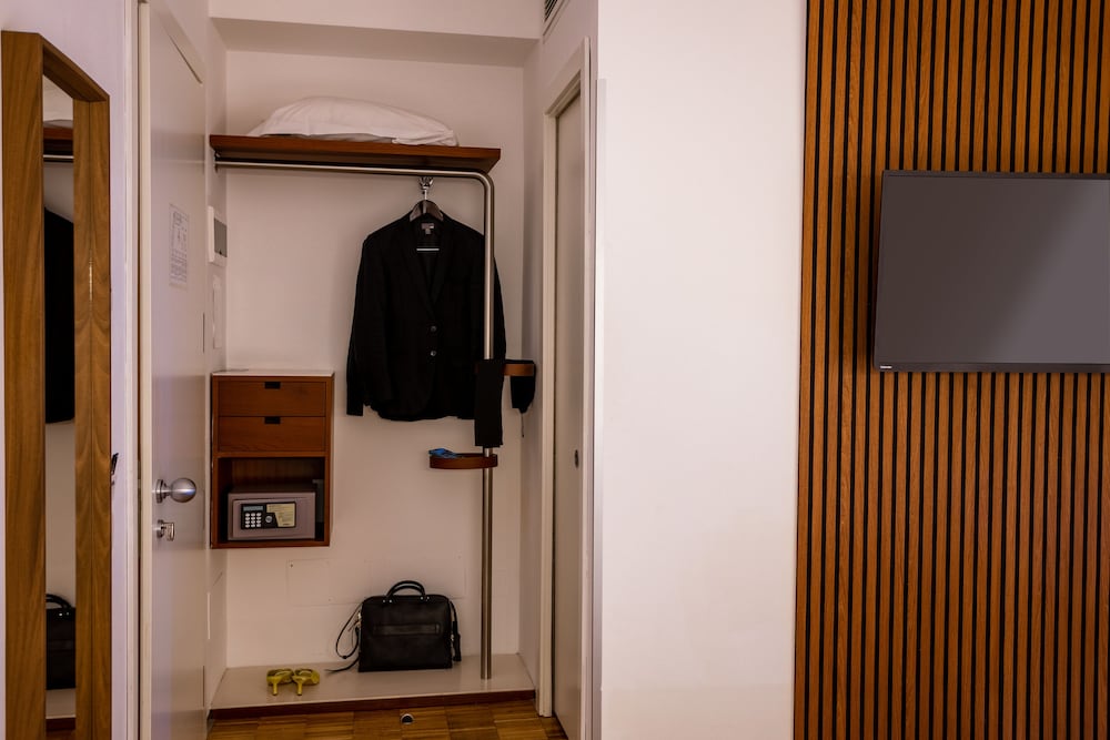 Black Hotel 17