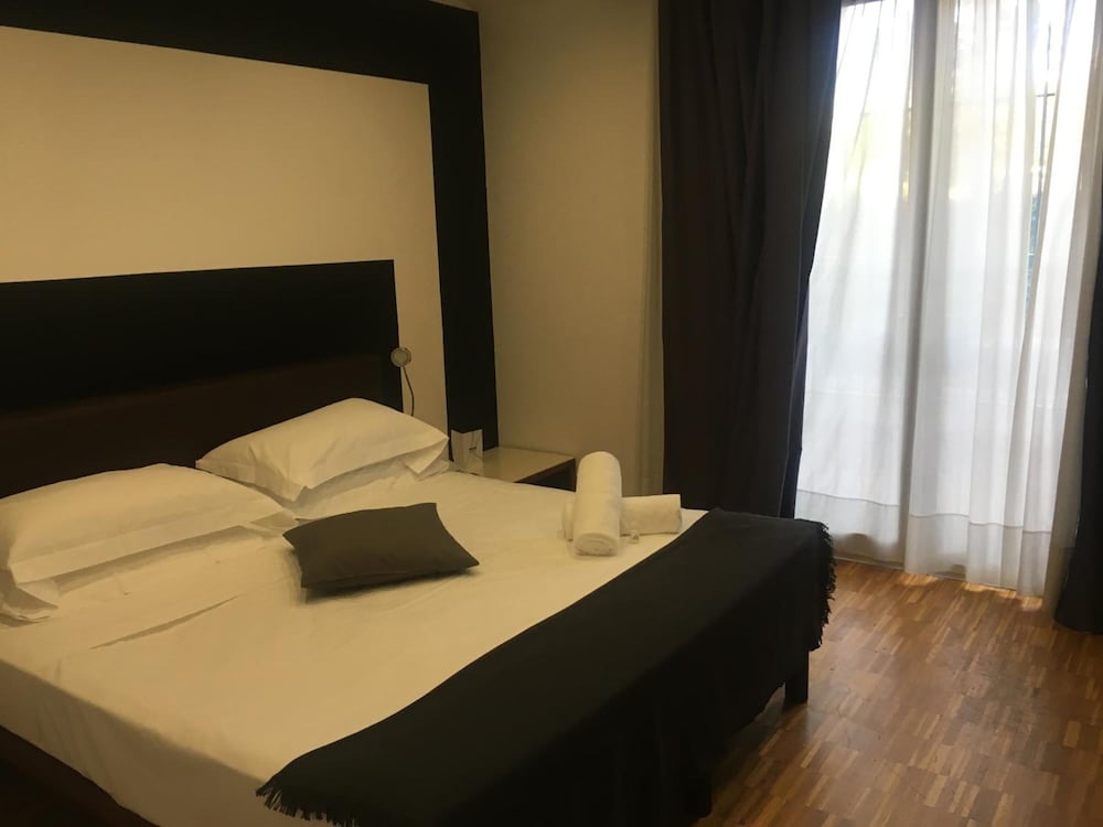 Black Hotel 12