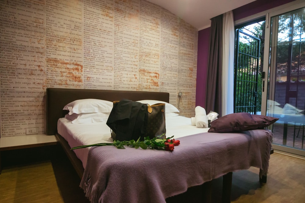 Black Hotel 8