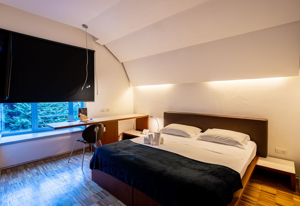 Black Hotel 16