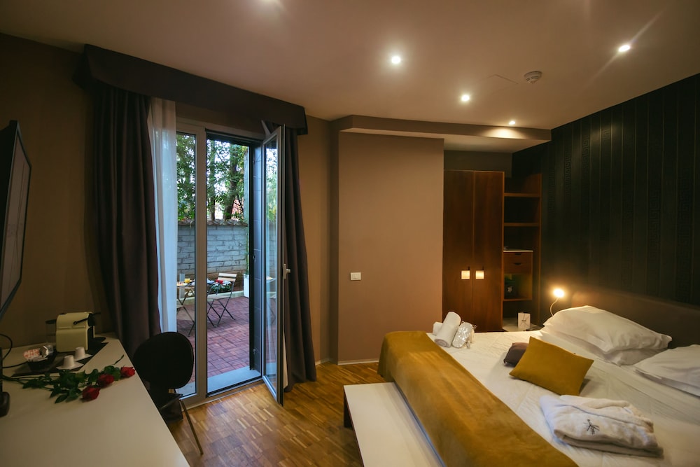 Black Hotel 9