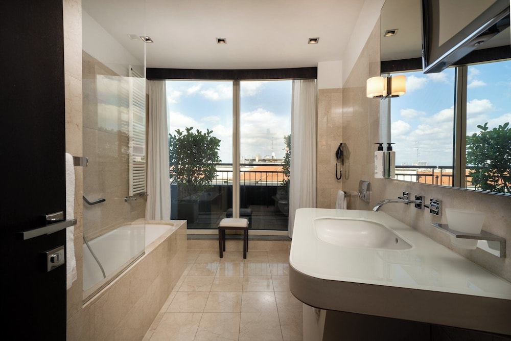 Crowne Plaza Milan City 18