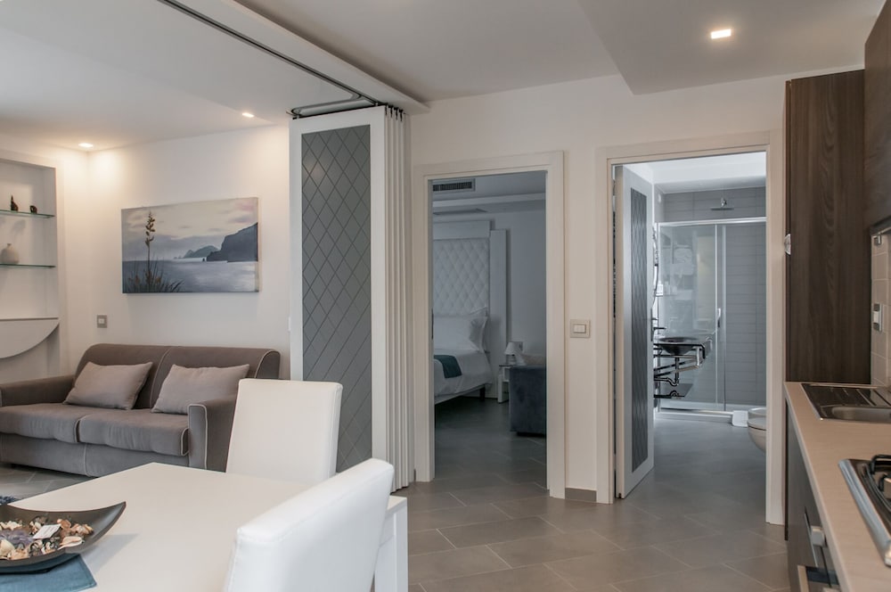 Tasso Suites 15