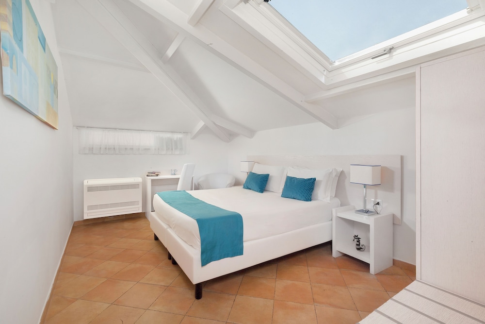 Tasso Suites 24