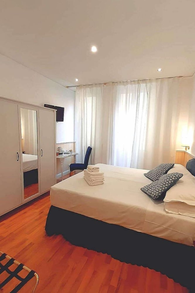 Hotel Porta Pia 16