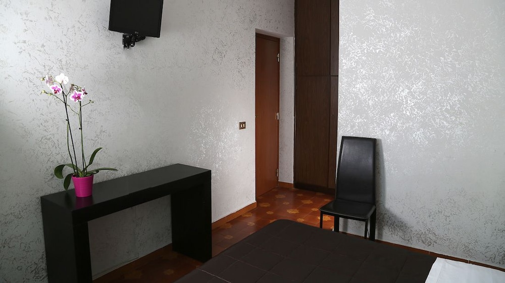 Hotel Roma Room 8