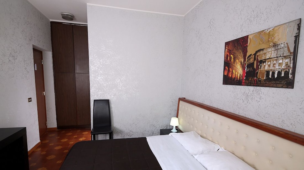 Hotel Roma Room 9