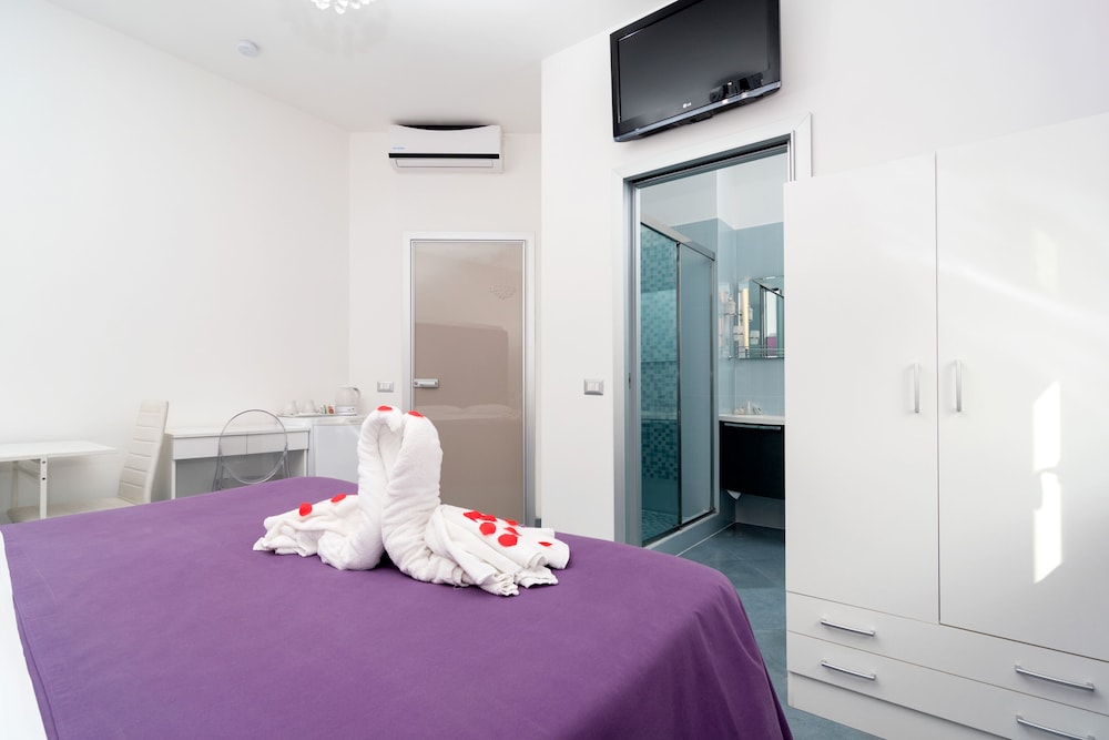 Emily Suites 7