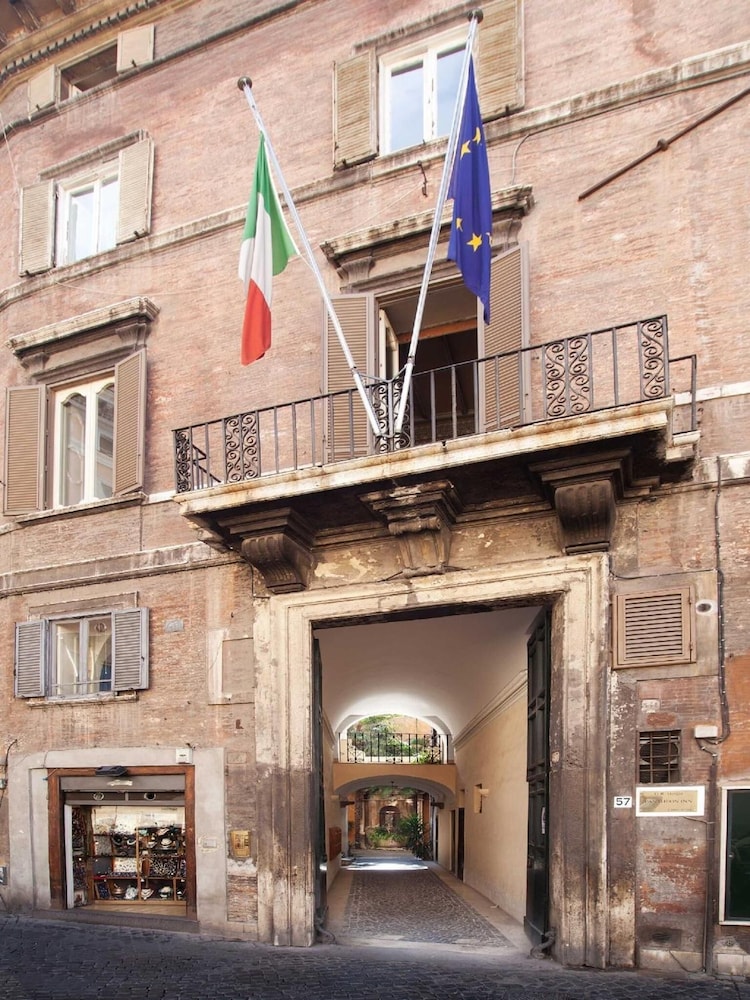 Pantheon Inn 11