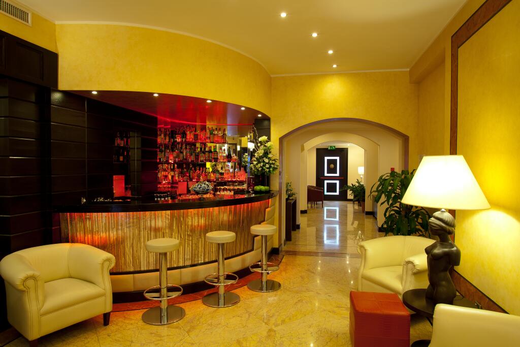 Motel Silver 2