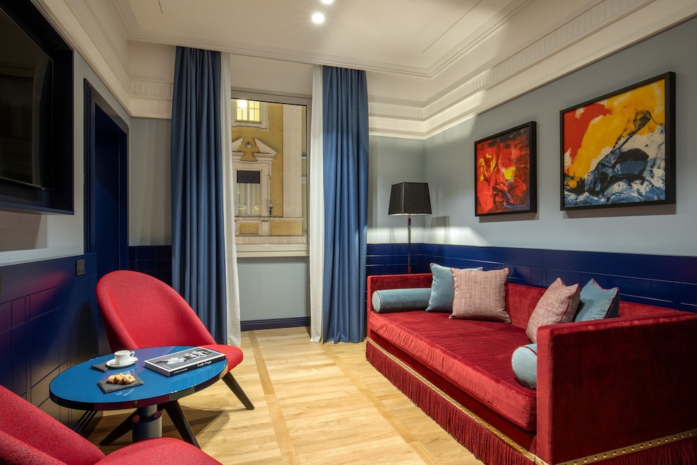 The Independent Hotel 21