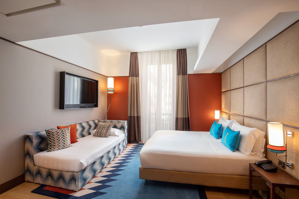 The Independent Hotel 18