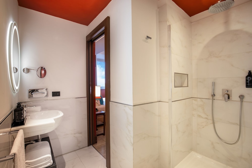 The Independent Hotel 24
