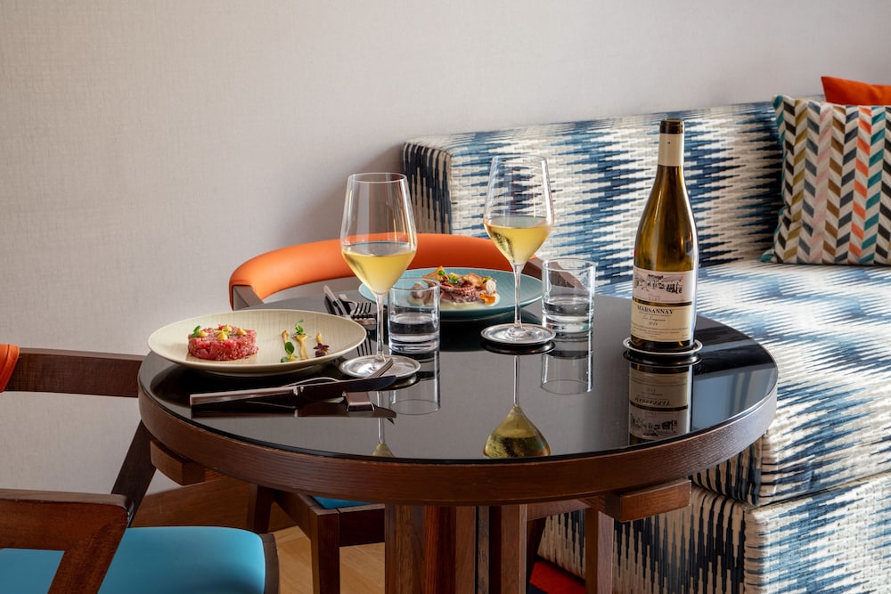 The Independent Hotel 10