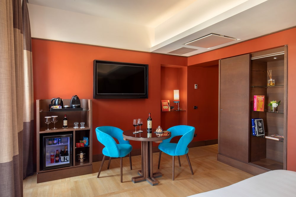 The Independent Hotel 12