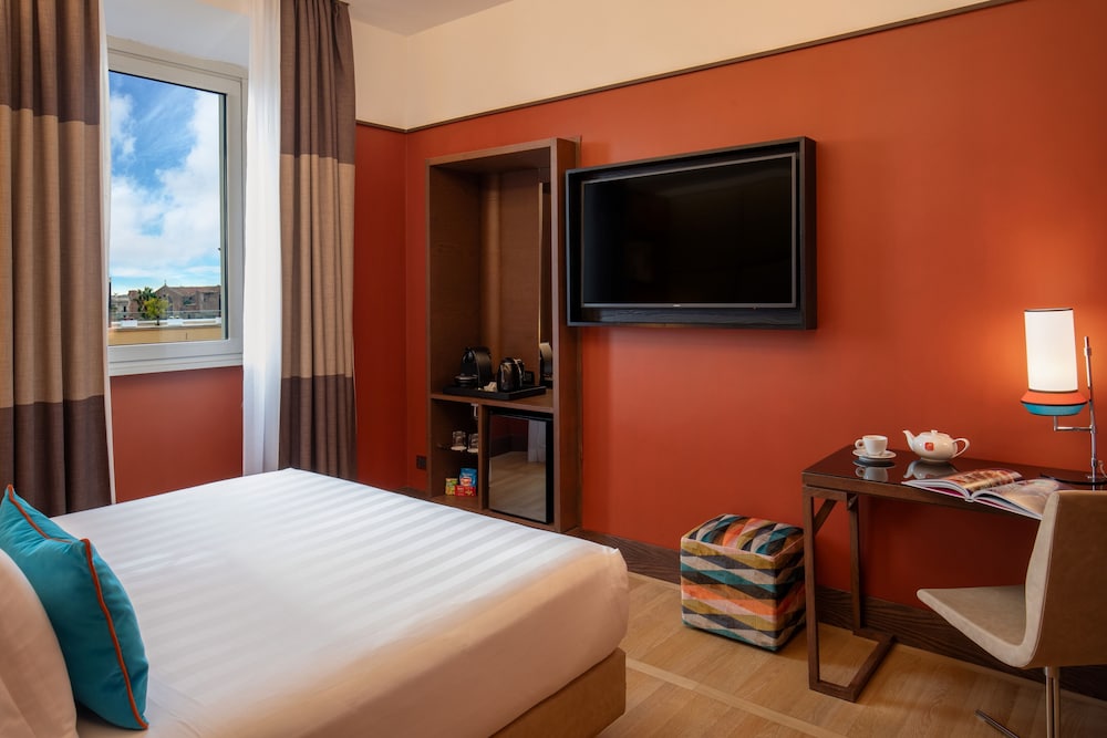 The Independent Hotel 8