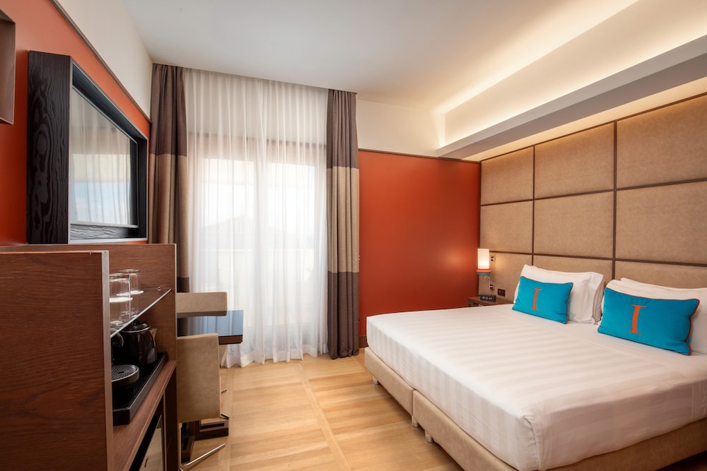 The Independent Hotel 23