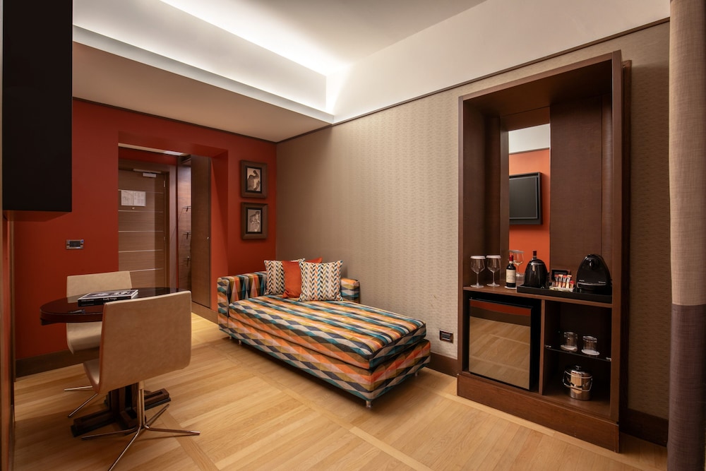 The Independent Hotel 17