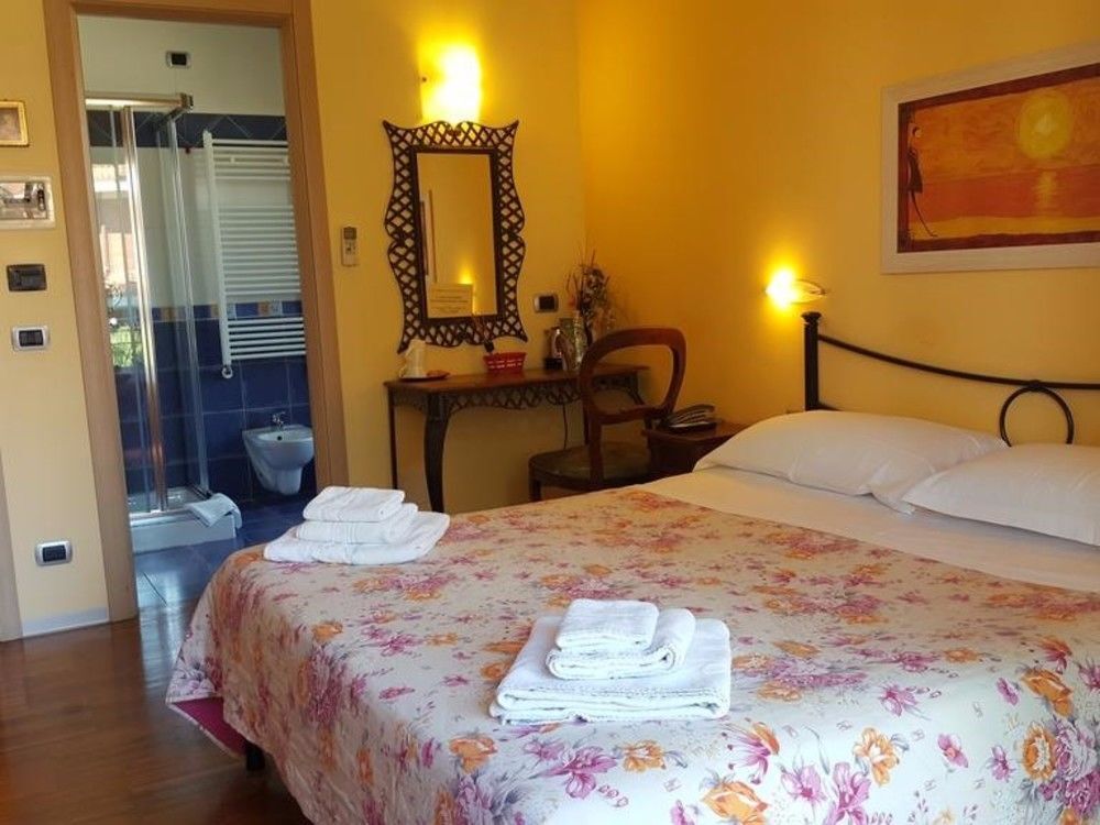Aurelia Garden Gold Bed & Breakfast 6
