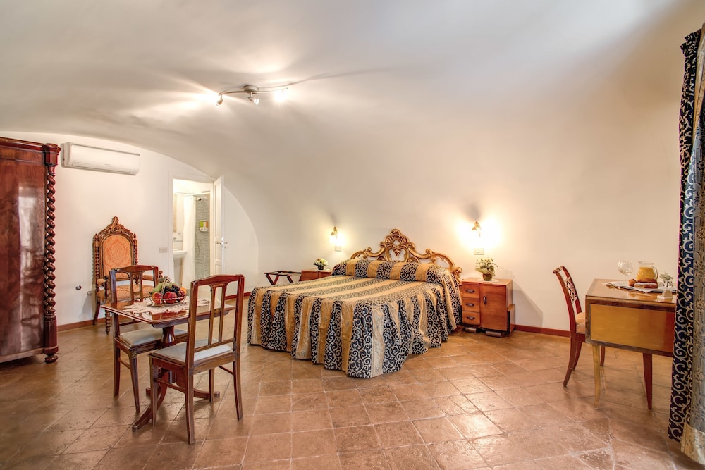 Navona Gallery & Garden Suites 11