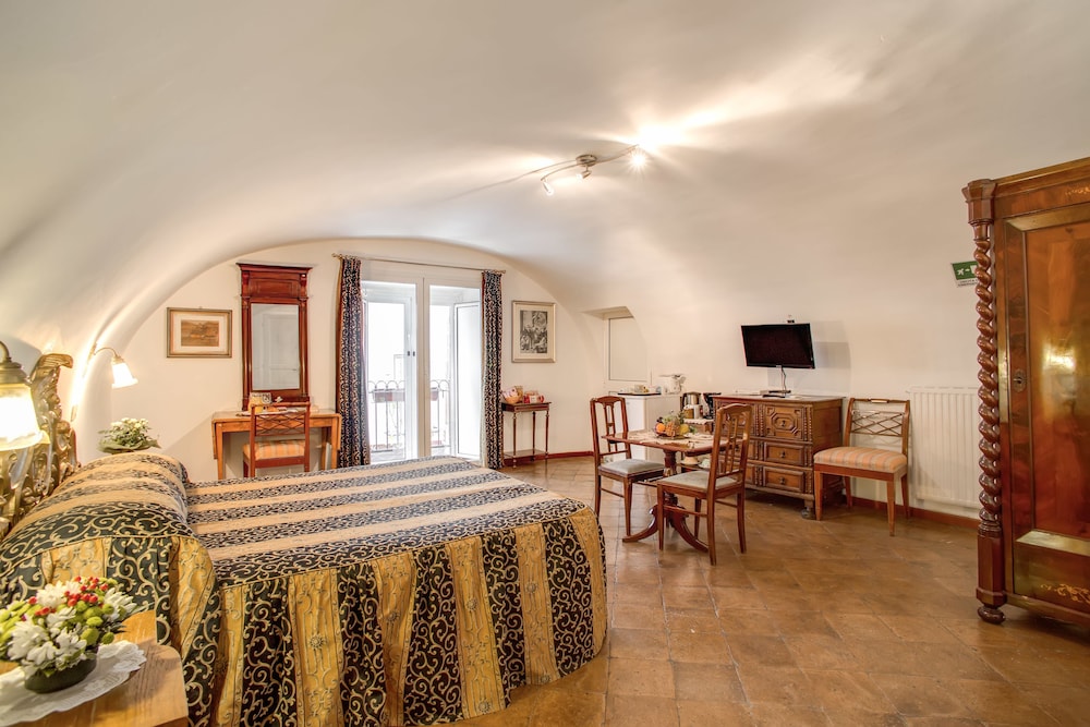 Navona Gallery & Garden Suites 10