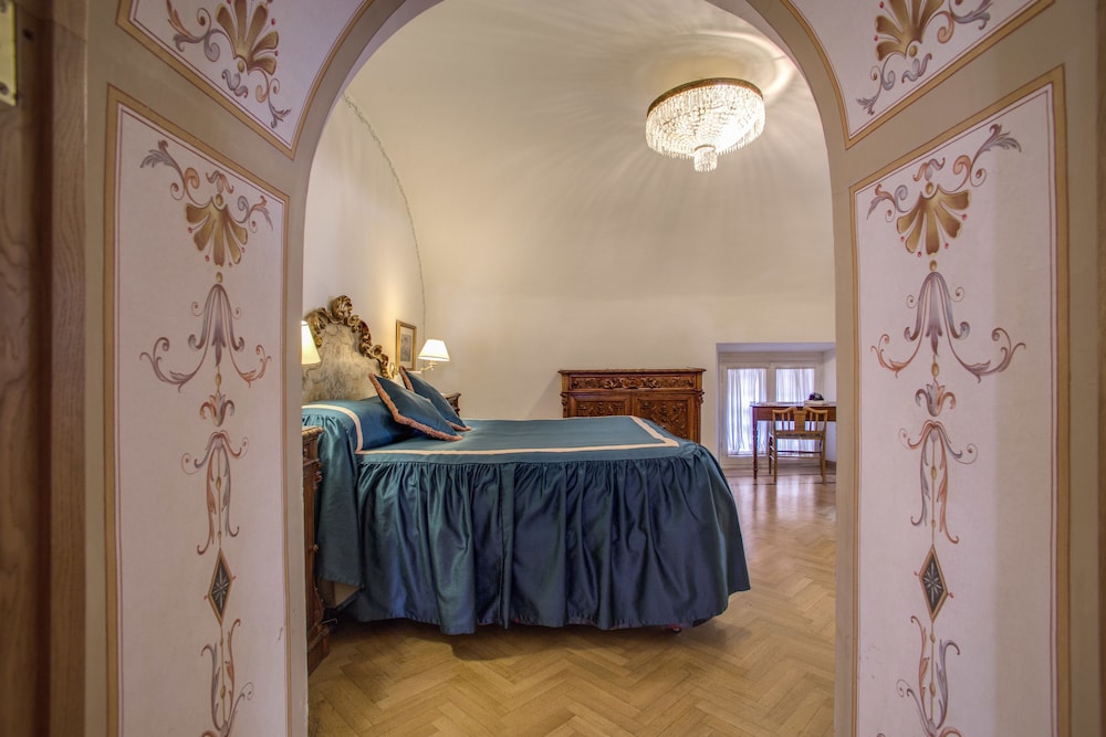 Navona Gallery & Garden Suites 8