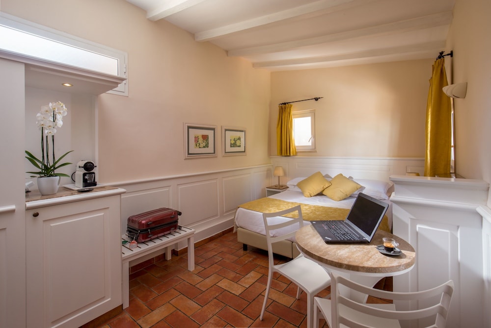 Aenea Superior Inn 16
