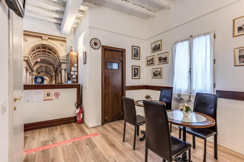 Condotti Inn 19