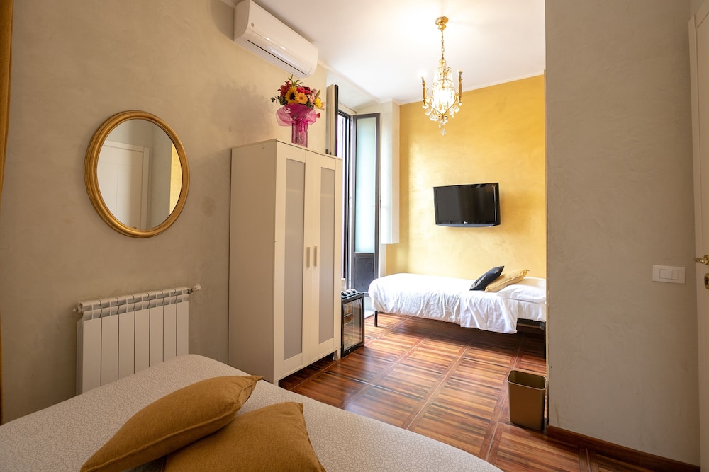 Golden Rooms 16