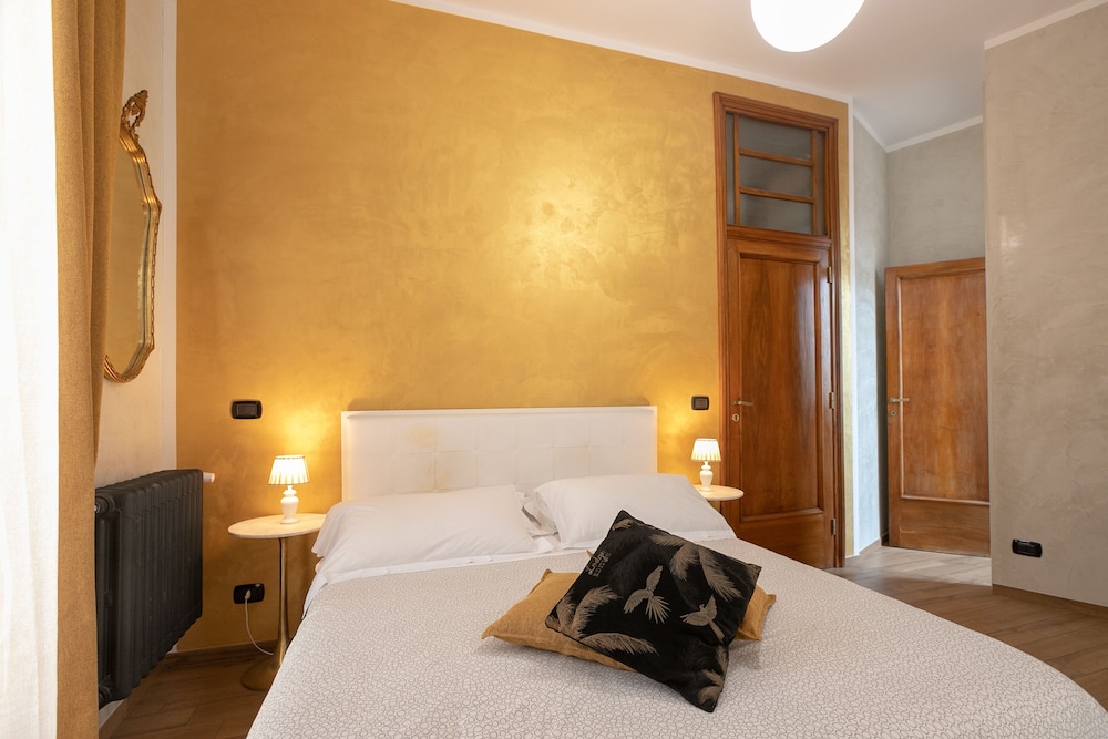 Golden Rooms 6