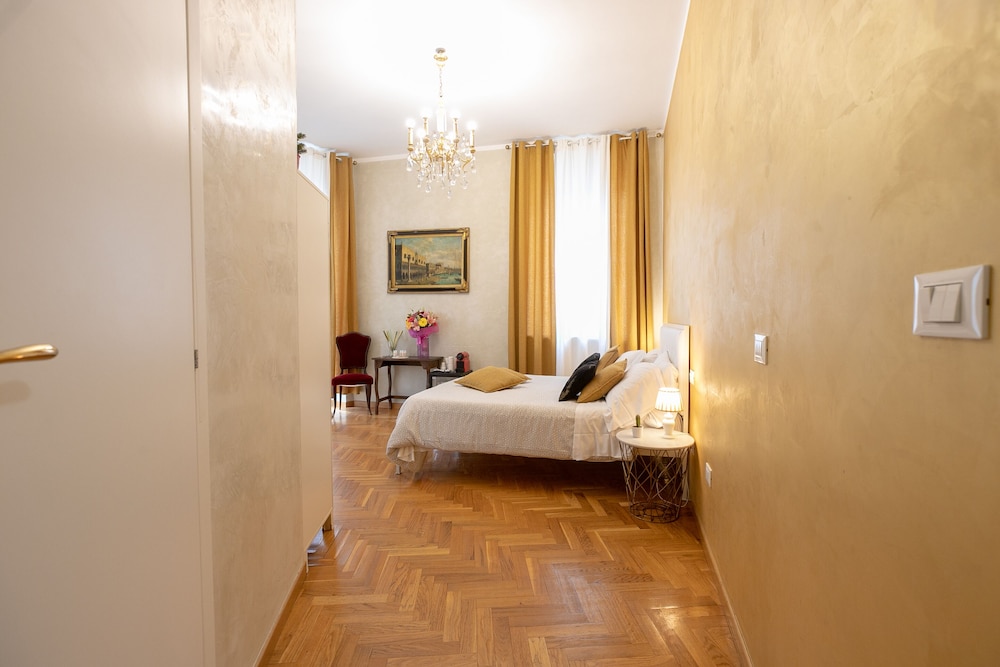 Golden Rooms 8