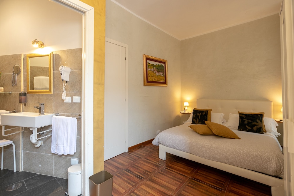 Golden Rooms 15
