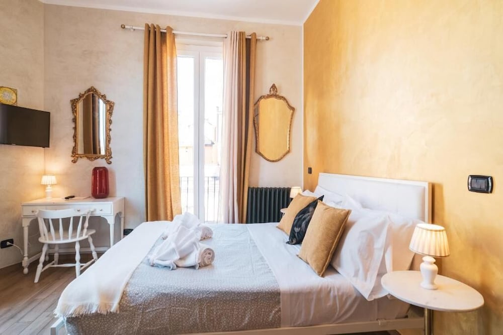 Golden Rooms 18